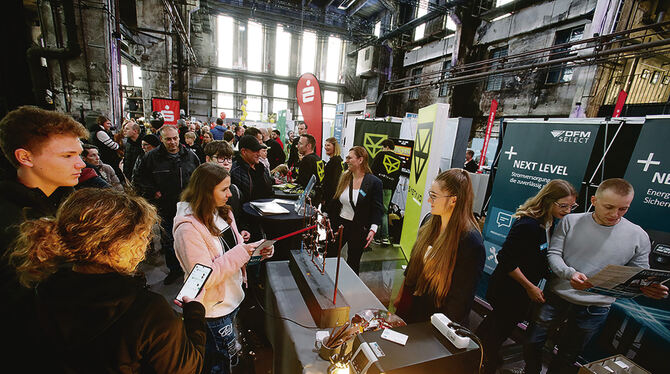 Azubitag Metzingen In Metzingen gab's am Sonntag allerlei zu bestaunen. Gewerbetreibende hatten ausgestellt, Firmen waren auf Azubi-Suche.
