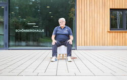 Hier trainiert er »seine« Jedermänner: Jakob Reiter auf dem Hocker vor der Schönberghalle.