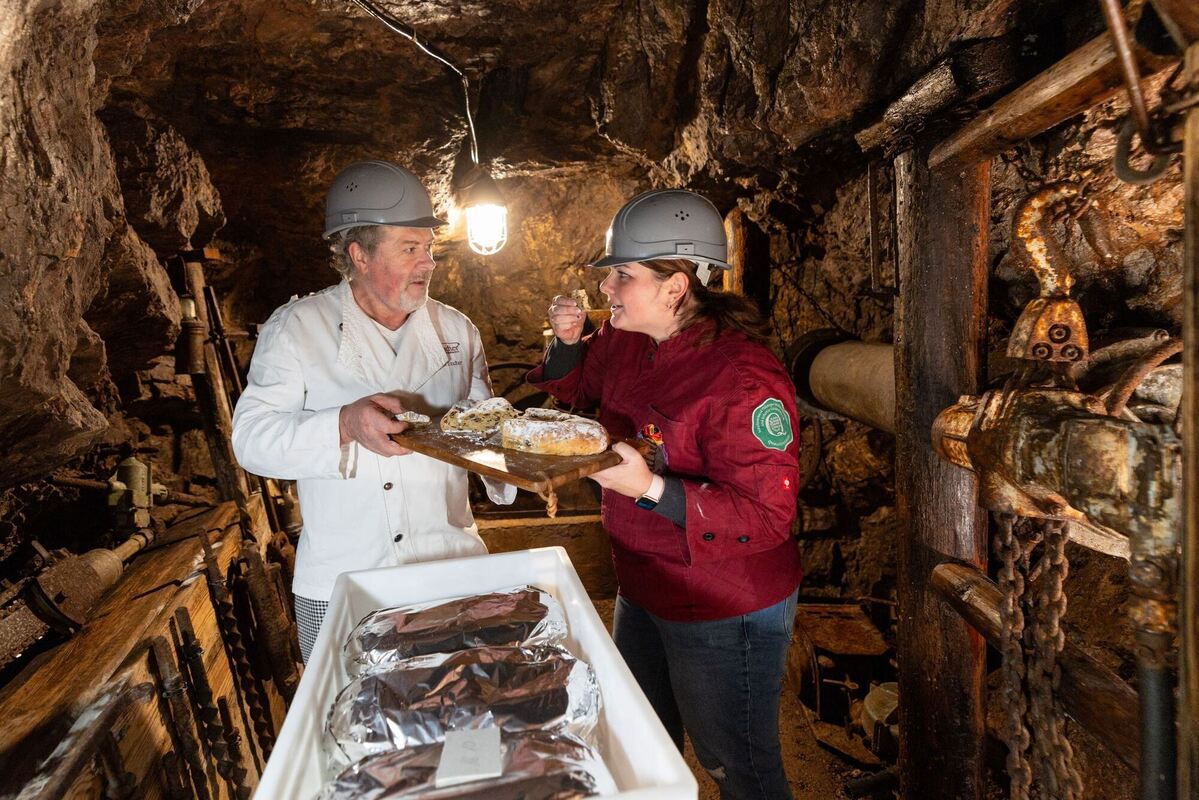 Stollenbäcker lagert Stollen in Bergwerk ein Stollenbäcker lagert Stollen in Bergwerk ein