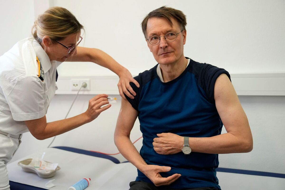 Impftermin von Bundesgesundheitsminister Karl Lauterbach Impftermin von Bundesgesundheitsminister Karl Lauterbach