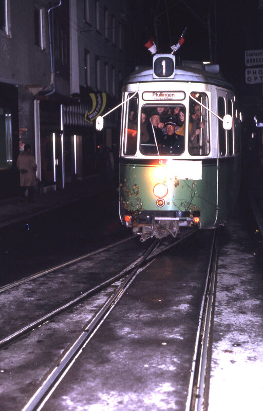 Straßenbahn; Reutlingen; letzte Fahrt 1974 Am Abend des Samstags, 19. Oktober 1974, fährt die mit Fähnchen und Zweigen geschmückte Tram letztmals durch die Reutlinger Wilh