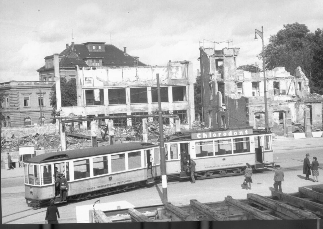 Fotoarchiv-straßenbahn Öffentlicher Nahverkehr in Zeiten der Kriegszerstörung: Die Reutlinger Straßenbahn am Karlsplatz im Sommer 1946.