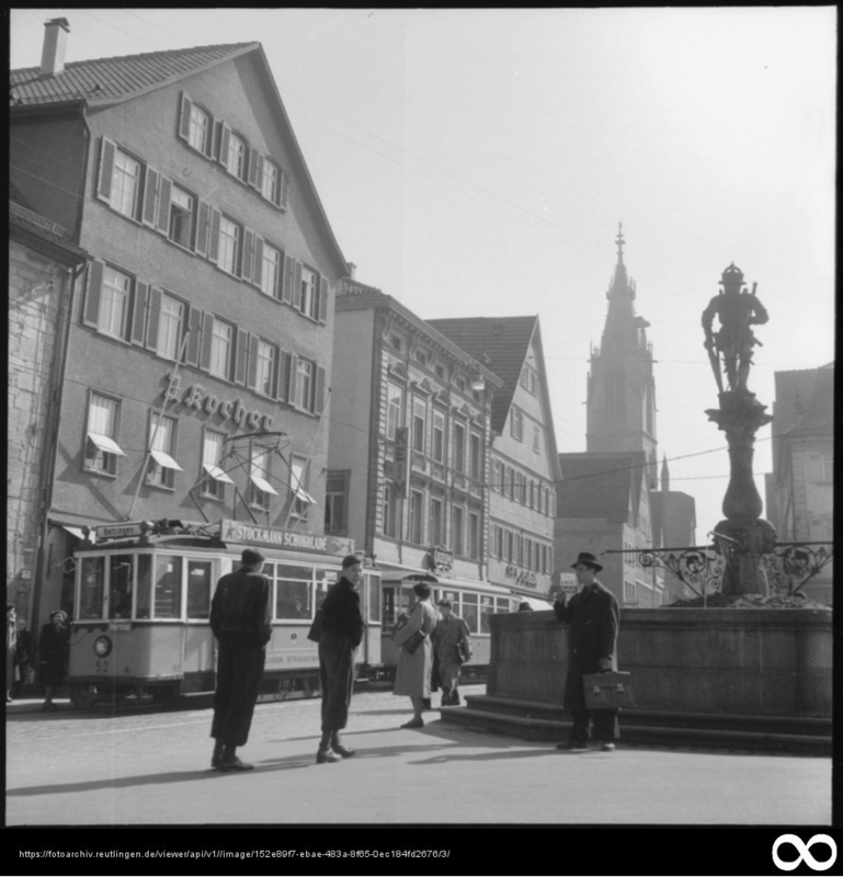 Reutlinger Straßenbahn; 1953; Maximilianbrunnen; Marktplatz; Wilhelmstraße; Marienkirche Die Linien 1 und 2 der Reutlinger Straßenbahn - hier im Jahr 1953 vor dem Maximilianbrunnen mit Wilhelmstraße und Marienkirche