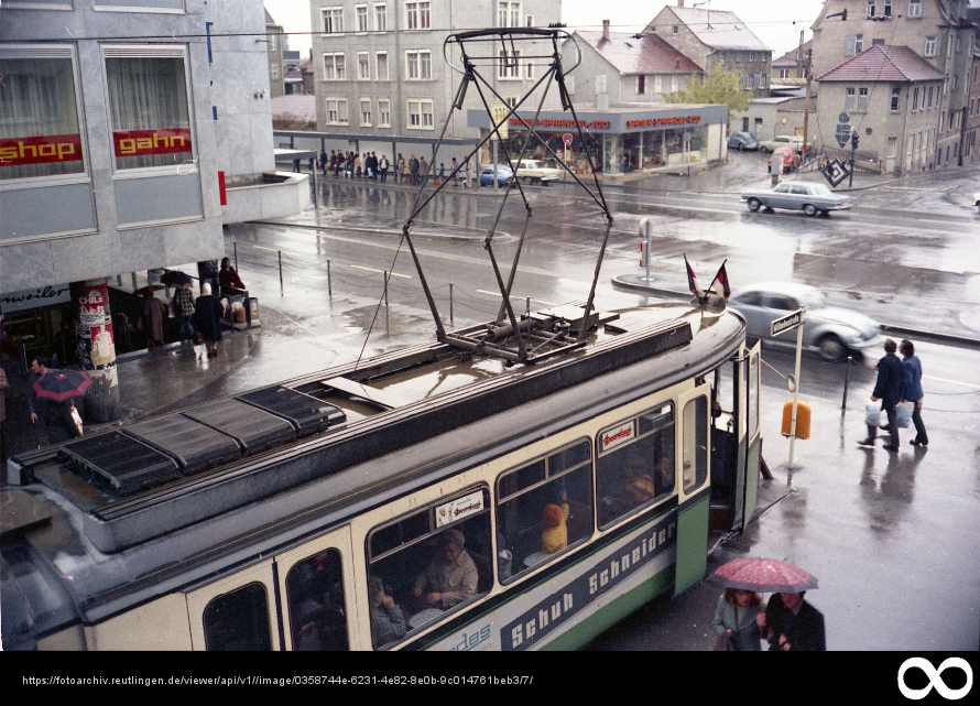 Straßenbahn Reutlingen; letzte Fahrt; Karlsplatz Eine der letzten Fahrten der Reutlinger Straßenbahn am 19. Oktober 1974. Die Linie 1 endete damals schon in der Unteren Wilhelms