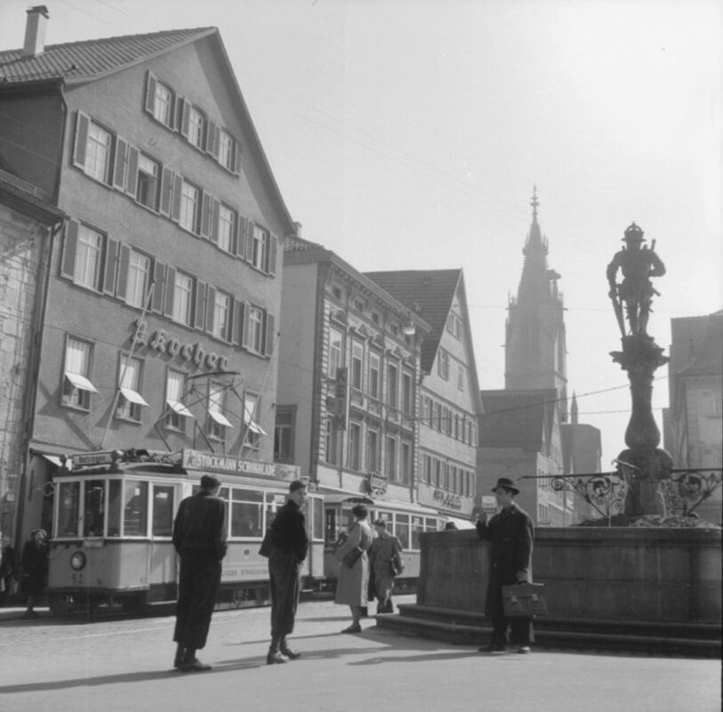 StraBa1953-Maximilianbrunnen mit Straßenbahn vom Marktplatz aus, i.H. Wilhelmstraße und Marienkirche-c-StadtarchivRT-S 105- 4-Nr5038