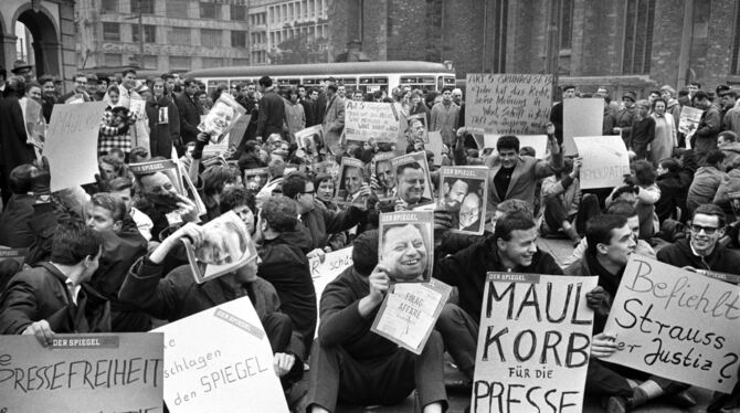Am 30. Oktober 1962 demonstrieren Studenten gegen die Verhaftungen von Spiegel-Redakteuren.  FOTO: GÖTTERT /DPA