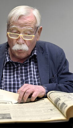 Ex-Redakteur Hagen Kluck blättert beim Termin am Burgplatz im GEA-Archivband von 1966. FOTO: PIETH