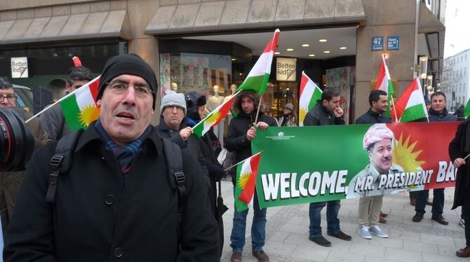 Begrüßung für den Präsidenten der Autonomen Region Kurdistan in München. Links Mehmet Tanriverdi, Vizevorsitzender der Kurdische