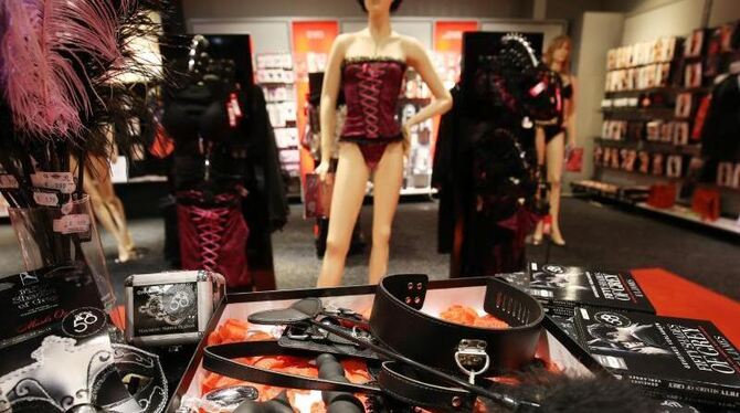 Ein Sortiment von Sex-Spielzeugen liegt zum Filmstart von »Fifty Shades of Grey« auf einem Sondertisch in einer Beate-Uhse-Fi