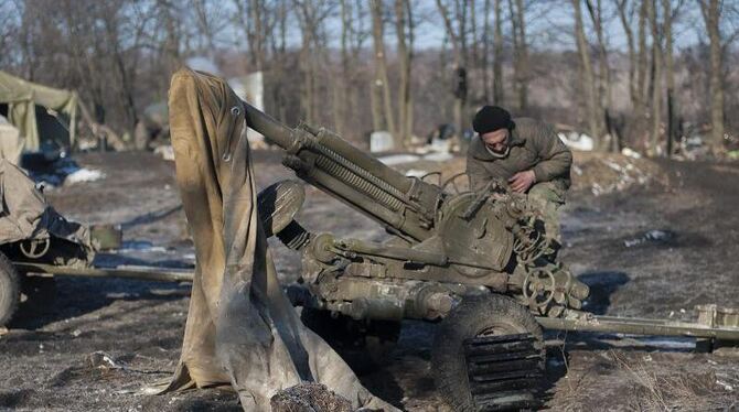Ein ukrainischer Soldat bereitet in der Region Lugansk ein Artilleriegeschütz vor. Foto: Ivan Boberskyy