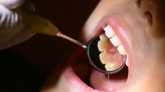 Ein Kind bei der zahnärztlichen Untersuchung Ein Kind bei der zahnärztlichen Untersuchung