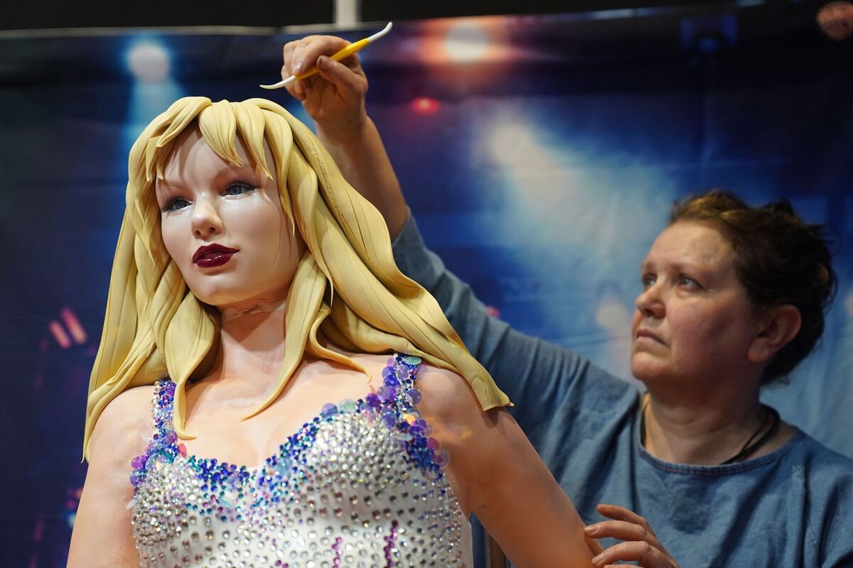 Taylor Swift als lebensgroßer Kuchen Taylor Swift als lebensgroßer Kuchen