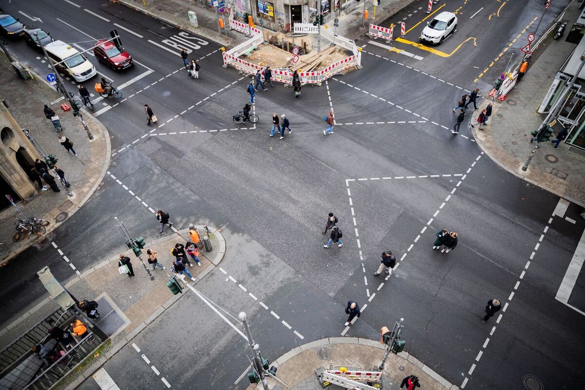 »Rundum-Grün-Kreuzung« am Checkpoint Charlie »Rundum-Grün-Kreuzung« am Checkpoint Charlie