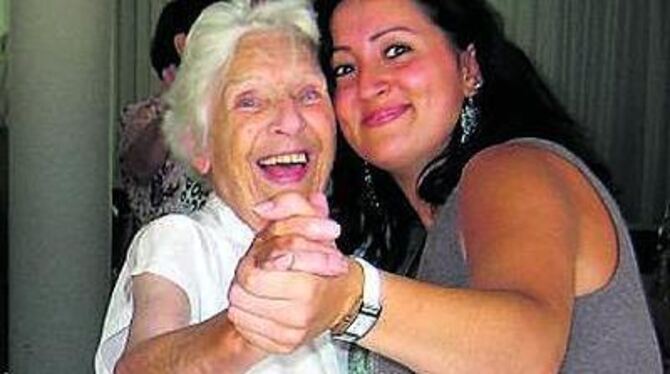 Tanzstunde für Junggebliebene: Annaernestine Bold dreht zusammen mit der ehrenamtlichen Betreuerin Gloria Keivani eine Runde auf dem Parkett. Für Tanzmuffel gibt es bei der Tagesfreizeit für Ältere aber auch Bastelstunden, Vorträge und mehr.
FOTO: THOMAS SCHMID Tanzstunde für Junggebliebene: Annaernestine Bold dreht zusammen mit der ehrenamtlichen Betreuerin Gloria Keivani eine Runde auf dem Parkett. Für Tanzmuffel gibt es bei der Tagesfreizeit für Ältere aber auch Bastelstunden, Vorträge und mehr.
FOTO: THOMAS SCHMID