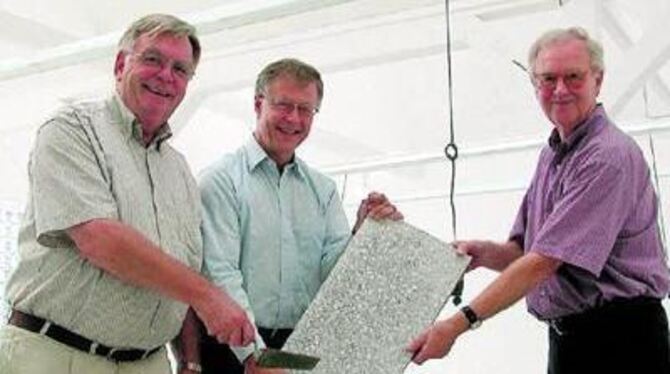 Im Haus der Volkshochschule Metzingen auf dem Leibfarth-Gelände wird noch gearbeitet. Derzeit entsteht das Atelier, in dem am 16. September gefeiert werden soll. Dafür greifen die Vorsitzenden Manfred Nedele und Hans Vöhringer sowie der VHS-Leiter Wolfgang Köppl (Mitte) zu Kelle und Mörtel - wenn's auch nur für den Fotografen ist.
GEA-FOTO: FÜSSEL