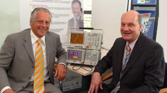 Oszilloskope sind wichtige Produkte bei Datatec. Unser Foto zeigt ein solches Gerät zwischen Geschäftsführer Hans Steiner und Vertriebsleiter Jörg Funk.
FOTO: GERLINDE TRINKHAUS Oszilloskope sind wichtige Produkte bei Datatec. Unser Foto zeigt ein solches Gerät zwischen Geschäftsführer Hans Steiner und Vertriebsleiter Jörg Funk.
FOTO: GERLINDE TRINKHAUS
