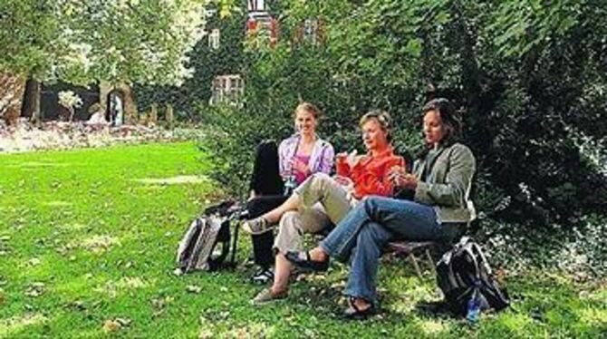 Der kleine Park für zwischendurch: Die meisten Menschen kommen zum Essen und Abspannen in der Mittagspause in den Garten des Heimatmuseums.
GEA-FOTO: PACHER