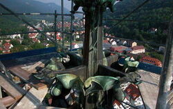 Filigran gearbeitet ist die Kreuzblume auf der Kirchturmspitze. Von dort bietet sich ein atemberaubender Blick übers Ermstal. FO