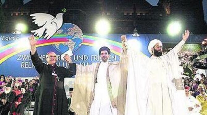 Religion kommt wieder mehr in den Mittelpunkt des Interesses: Miteinander der Kirchenführer beim Weltfriedensgebet.
FOTO: DPA Religion kommt wieder mehr in den Mittelpunkt des Interesses: Miteinander der Kirchenführer beim Weltfriedensgebet.
FOTO: DPA