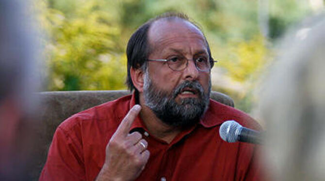 Packender Vorleser, der seine Zuhörer bannt: Dr. Thomas Leyener auf dem Pliezhäuser Wandersessel, der seit gestern Abend wieder in der Gemeinde unterwegs ist. Heute um 18 Uhr geht's weiter vor dem Bürgerhaus in Dörnach.
FOTO: FINK