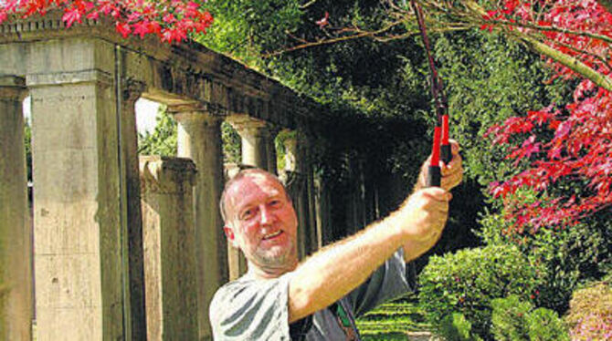 Friedhofsverwalter Alan Cunningham ist Gärtner, Hausmeister, Psychologe und Sanitäter in einem. Seit neun Jahren kümmert sich sich um die Anlage »Unter den Linden«.
GEA-FOTO: PACHER