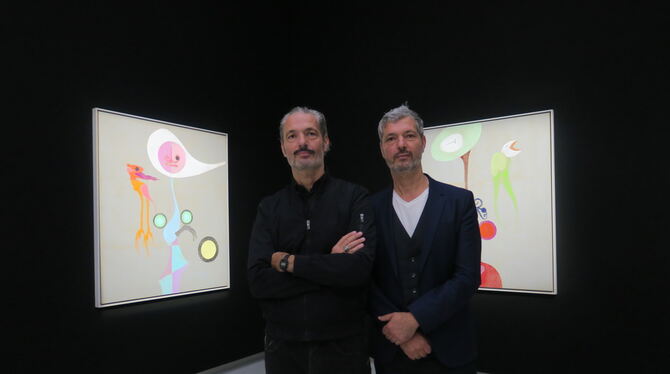 uwe tobias gert tobias kunsthalle tübingen mutter-kind-motive foto akr Uwe und Gert Tobias vor Holzdrucken, die mit Mutter-Kind-Motiven auf Picasso und Miró anspielen.