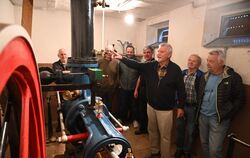 So funktioniert’s: Hans Gerstenmaier erklärt seinen Mitstreitern, worauf man beim Anschalten der Pumpe achten muss.