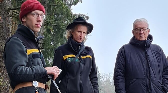 Waldumgang Gomadingen Trainee Hannes Tegethoff ( links), Revierförsterin Caroline Freitag und Bürgermeister Klemens Betz erläuterten viel Wissenswerte
