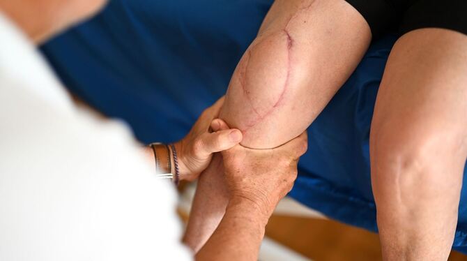 Physiotherapeut bei der Arbeit Physiotherapeut bei der Arbeit