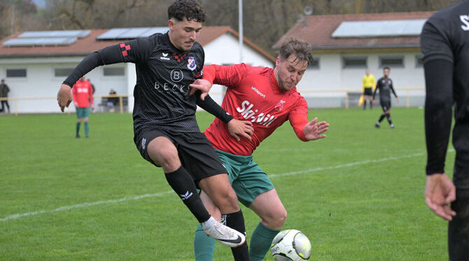 wfv / Fussball / Maenner / Landesliga 3 / LL / Staffel 3 / 13.Ligaspieltag / Saison 2024/25 Edis Sentürk (Croatia Reutlingen, links) im Zweikampf mit dem Nehrener Torschütze Florian Weiß.