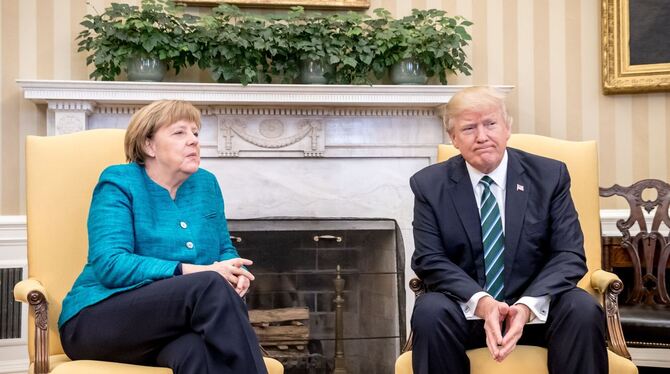 Bundeskanzlerin Merkel sitzt neben US-Präsident Donald Trump. Bundeskanzlerin Merkel sitzt neben US-Präsident Donald Trump.