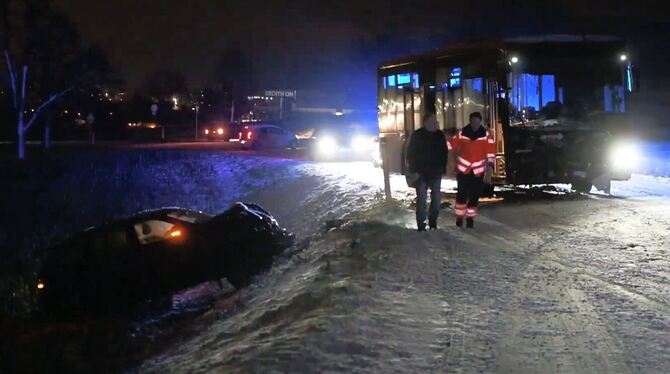 Im Schnee - Auto stößt mit Linienbus zusammen