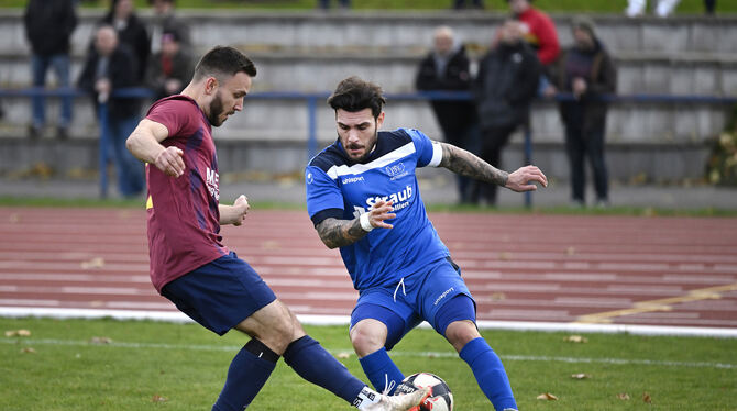 Fußball Bezirksliga Alb Joschka Kralewski (links) vom SSC Tübingen im Zweikampf mit dem Metzinger Efstratios Tzakis.
