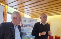Kreisobmann Gebhard Aierstock (links) und Dr. Konrad Rühl bei der Delegiertentagung des Kreisbauernverbands in Dapfen.  FOTO: PR