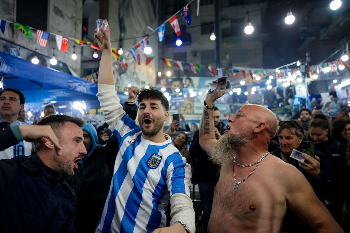 Fußballfans gedenken am Todestag des Fußballidols Maradona Fußballfans gedenken am Todestag des Fußballidols Maradona