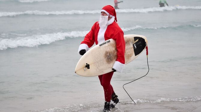 Surfender Weihnachtsmann in England