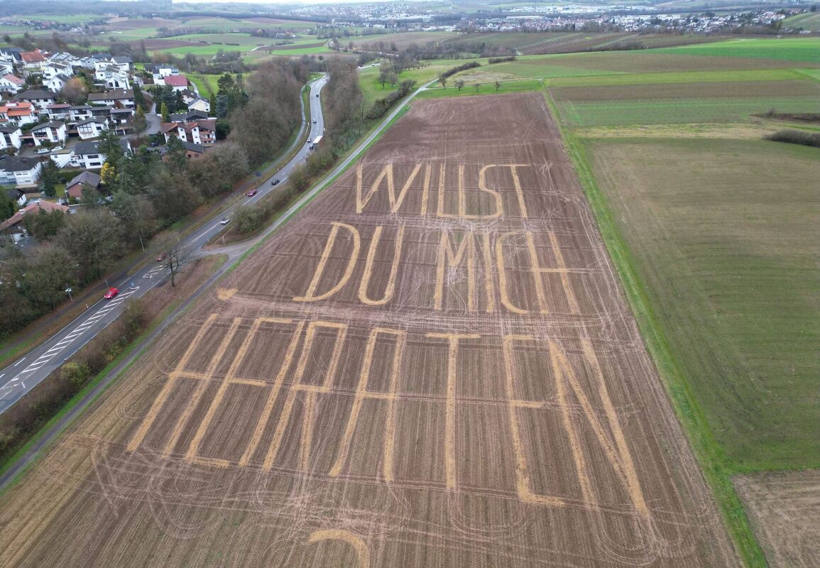 Heiratsantrag auf Acker geschrieben Heiratsantrag auf Acker geschrieben