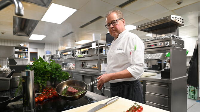 Silvestermenü Georg Wurster brät das Rinderfilet scharf an. Fertig gegart wird im Backofen.