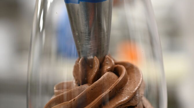 Silvestermenü Mousse au chocolat wird angerichtet.