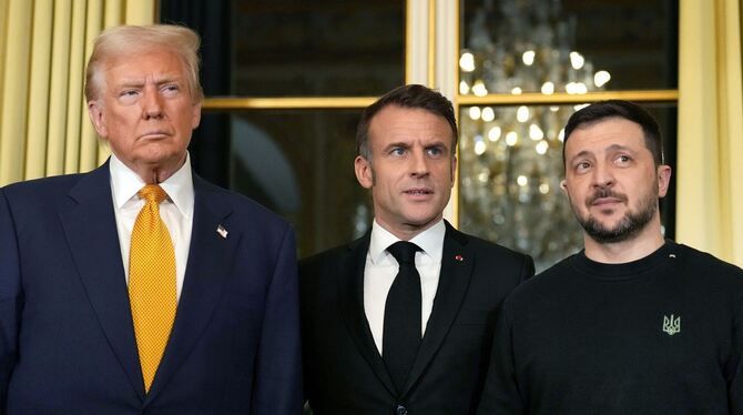 Trump mit Macron und Selenskyj im Élysée-Palast in Paris