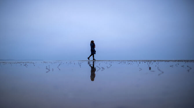 dpatopbilder, ---, depression, einsam, Einsamkeit, Weite, allein, lmv, mbv Oh, du Unselige: Gerade die Weihnachtszeit wird von vielen Einsamen als besonders schmerzlich empfunden.