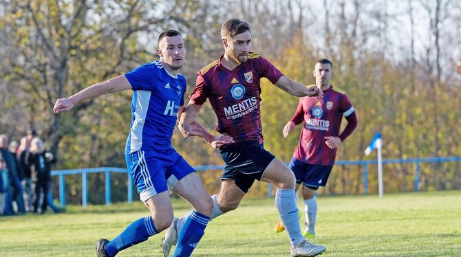 Genkingens Timo Fetzer (links) und Co. überraschen bislang die Bezirksliga-Konkurrenz. FOTO: ROSENFELDER/EIBNER Genkingens Timo Fetzer (links) und Co. überraschen bislang die Bezirksliga-Konkurrenz. FOTO: ROSENFELDER/EIBNER