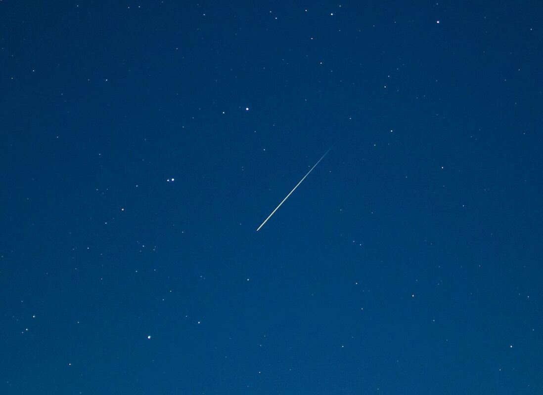 Meteorstrom der Geminiden am Nachthimmel Meteorstrom der Geminiden am Nachthimmel