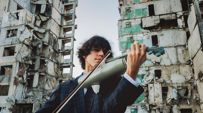 Hingebungsvoll: Artem Burbyha spielt die außergewöhnlich schwere Violine. FOTO: ARTHELPS /TIM SCHAFFER Hingebungsvoll: Artem Burbyha spielt die außergewöhnlich schwere Violine. FOTO: ARTHELPS /TIM SCHAFFER