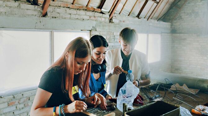 Ukrainische Flüchtlinge bauen ein Musikinstrument. FOTO: GEA Ukrainische Flüchtlinge bauen ein Musikinstrument. FOTO: GEA