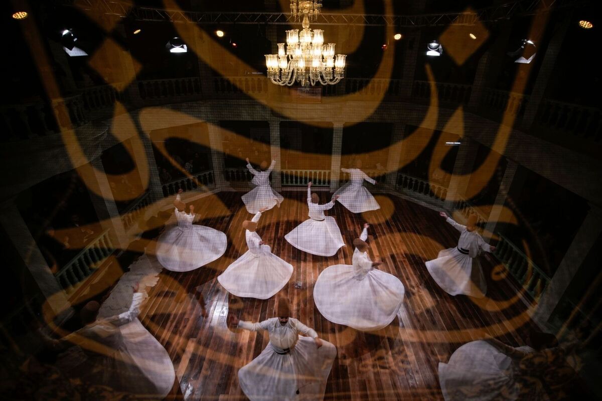 Wirbelnde Derwische des Mevlevi-Ordens