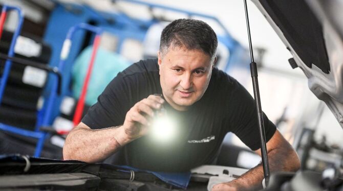 Auszubildender als Kfz-Mechatroniker Auszubildender als Kfz-Mechatroniker