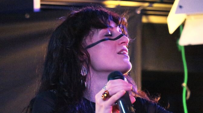 Auch sanfte Töne im Gepäck: Amy Montgomery beim Auftritt im Pappelgarten.