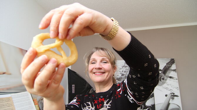 Fertig! Maria Nikolai zeigt ihre Brezel aus Hefeteig.  FOTOS: FINK