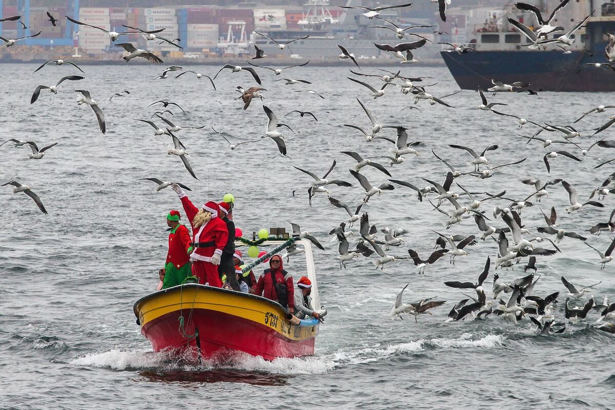Fischer feiern Weihnachten mit Kindern auf dem Meer in Chile Fischer feiern Weihnachten mit Kindern auf dem Meer in Chile
